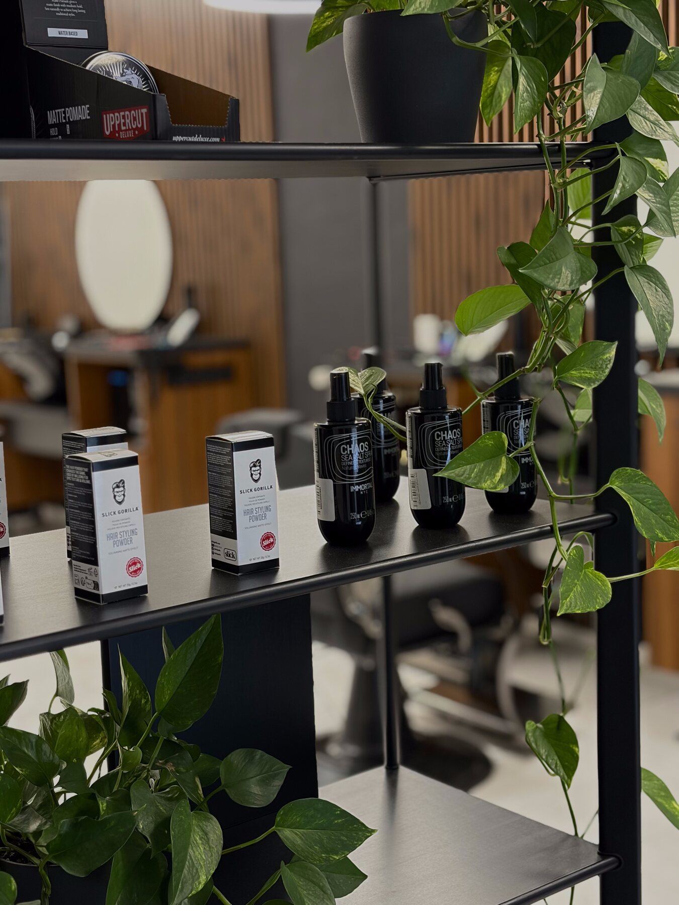 Barberské produkty na regálu